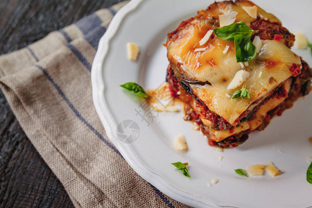 西里岛的表亲烤茄子配奶酪西红柿和香料在白板上一盘茄图片