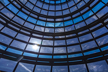 建筑的拱形玻璃穹顶阳光照明垃圾背景图片