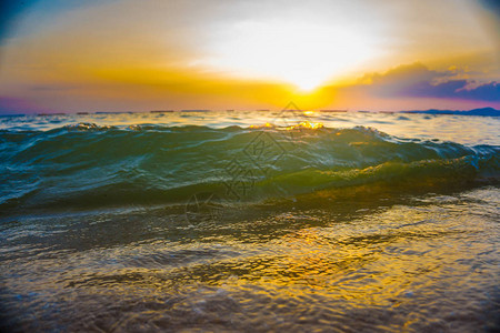 海浪沙滩日落夏季图片