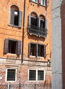从一栋带开窗的旧砖房的窗户望去威尼斯阳光明媚的夏日地中海城图片