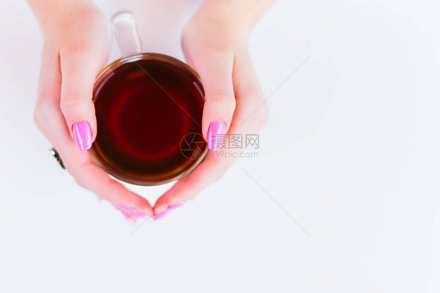 女手捧红茶玻璃杯图片