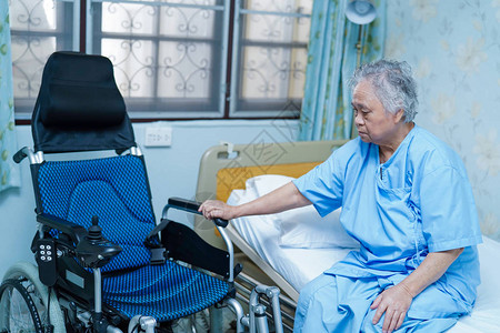 护理医院病房坐轮椅的亚洲老年或老年妇女患者图片
