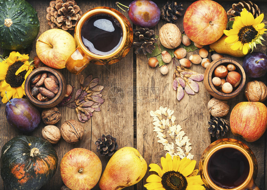 秋天用南瓜水果和秋叶组成秋天的食物图片