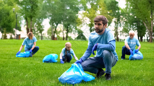 一群在公园里捡垃圾的志愿者背景图片