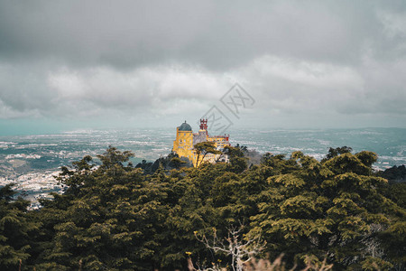 辛特拉风景与山上的佩纳宫图片
