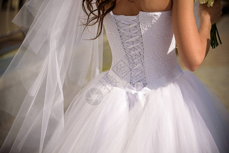 新娘穿上她的白色婚纱婚礼庆典概念美丽的蕾丝婚图片
