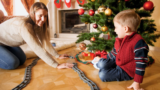 圣诞节早上快乐的家庭在铁路上玩耍图片