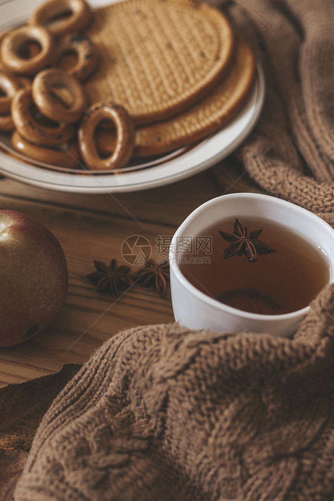 秋天的心情甜饼干和苹果在寒冷的秋天喝热茶寒冷的周末在家秋季开始可图片