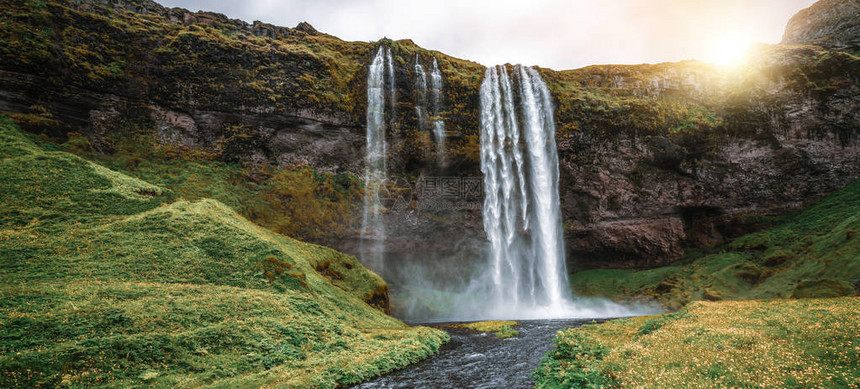冰岛神奇的塞里雅兰瀑布它位于冰岛南部的环路附近它雄伟壮观图片