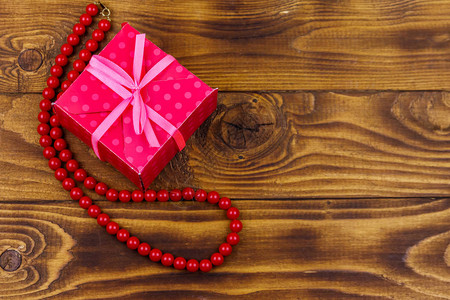 礼品盒和红珠子项链放图片