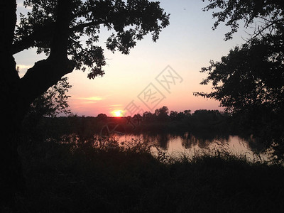 日落时在美丽的河边钓鱼喂食器图片