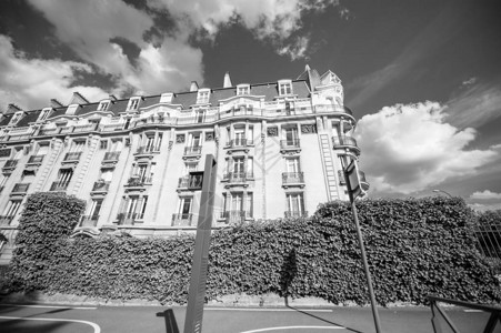巴黎物业公寓楼低广角的黑白图像图片