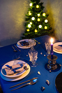 圣诞节桌在烛光点蜡烛时以圣图片