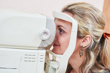 在观察医生的视力下接受视力检查图片