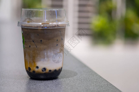 一杯含黑糖浆和黑珍珠的Hojicha奶茶图片
