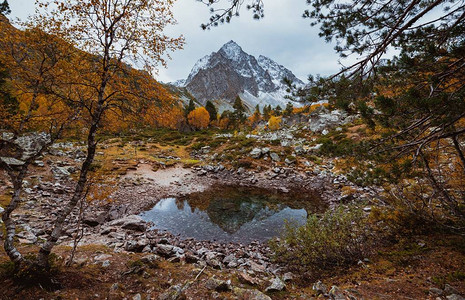 湖中雪山倒影秋景图片