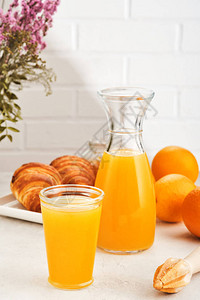 鲜榨橙汁配新鲜水果图片