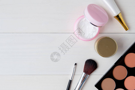白色木桌上的化妆品和护肤品图片