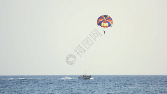 乘降落伞在海面上飞行的游客在度图片