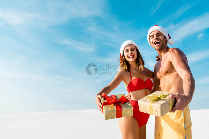 感和微笑的女朋友和男朋友在马尔代夫的海图片