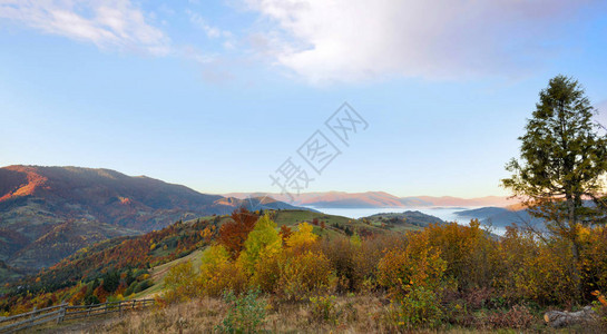 清晨阳光下美丽的秋天山脉风景图片