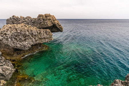 塞浦路斯岛上地中海的岩石海岸图片