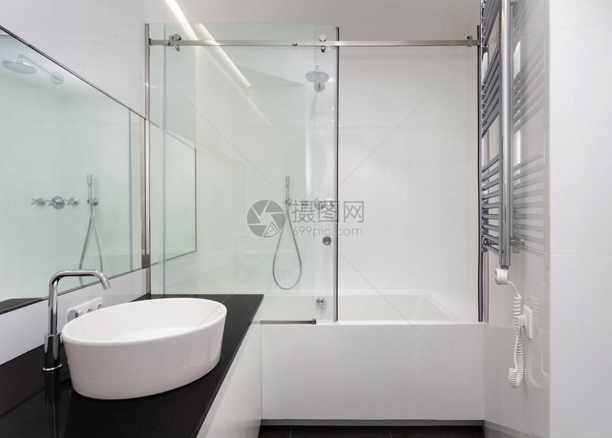 白色浴室配有浴缸面盆淋浴大镜子和镀铬银加热器或墙上的电毛巾散热器有当代内图片