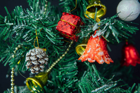 圣诞假期背景与冷杉树枝和五颜六色的装饰品在圣诞节图片