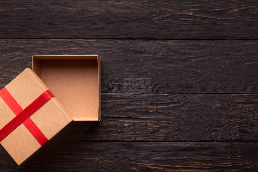 节假日快乐空的礼物盒在木桌背景图片
