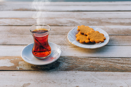 土耳其的热黑茶或红茶图片