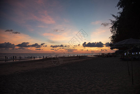 海滩日落剪影岛屿美丽的海滩沙在热带海洋夏天五颜六色的橙色和图片