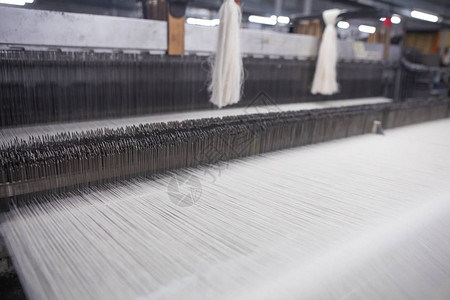 织机上的纱线用于服装或织标的织机服装行业的织机纺背景图片