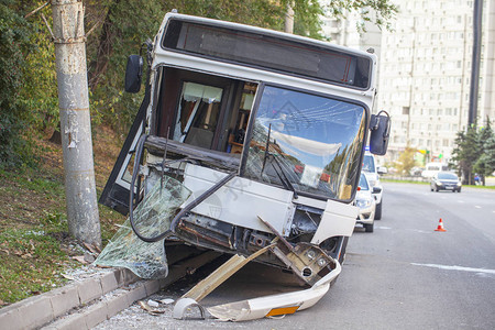 公路事故城市客车事故公共汽车撞图片