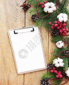 新年模拟空白剪贴板和旧木背景上的圣诞装饰平躺图片