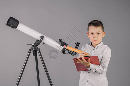 年轻的天文学家透过望远镜寻找并在平图片