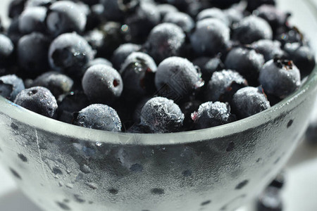 冷冻蓝莓背景关闭选择焦点和弗罗斯特新鲜蓝莓与白色背景上的水滴健康和节食饮的概念软选择焦图片