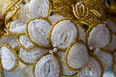 一束珠子花白花和金花从侧图片