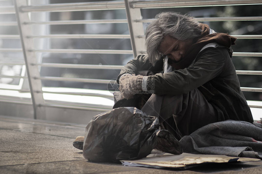 生活在各个城市的无家可归者他等待并需要好心人的帮助图片