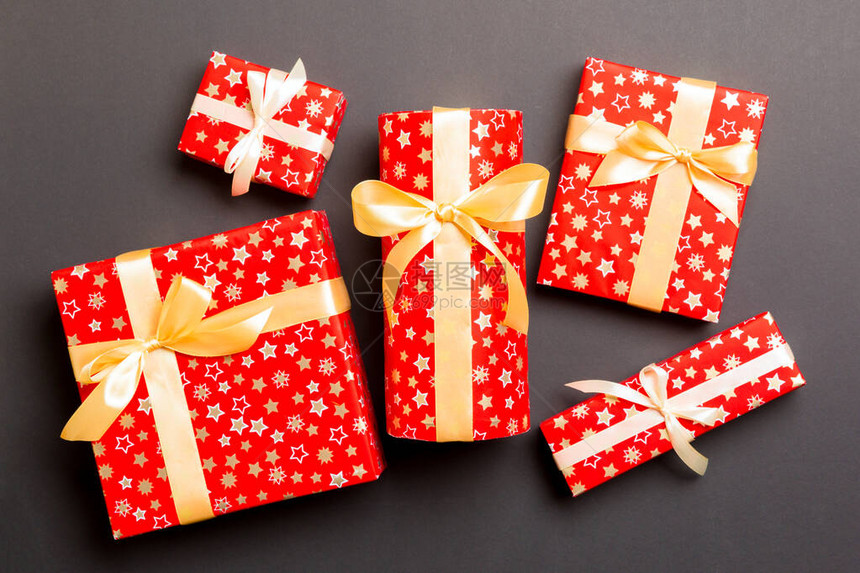 带金弓的礼物盒圣诞节或新年节在黑色图片