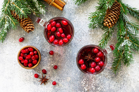 圣诞饮料冬季热饮红莓和肉桂在轻石桌上图片