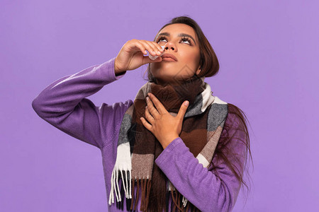 漂亮的非洲裔美国女孩穿着毛衣和舒适的格子围巾背景图片