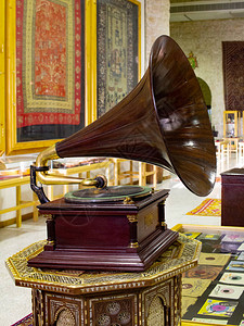 留声机是一种音乐设备木盒上有板或乙烯基盘的旧留声机古董黄铜电唱机带喇叭扬声器的留声机背景图片