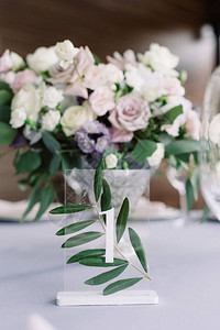 节日大桌用鲜花装饰图片