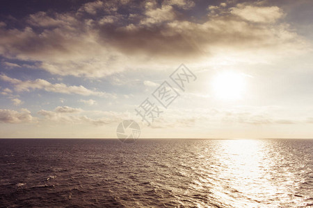 日落时分地中海上的太阳倒影图片