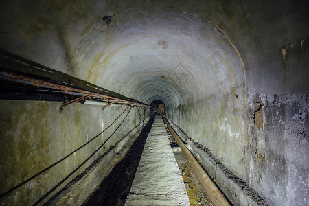 地下技术隧道有电缆线路一条图片