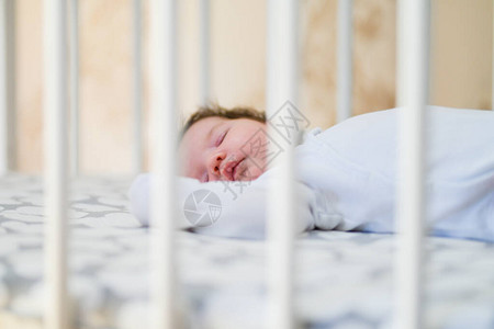 孩子在家的第一天刚出生的婴儿在生命的第一天睡觉可爱的小新图片
