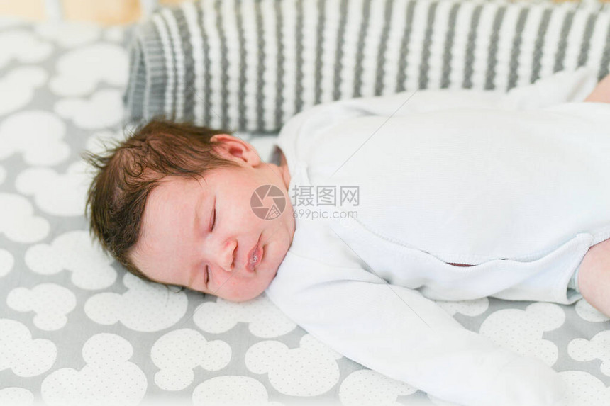 孩子在家的第一天刚出生的婴儿在生命的第一天睡觉可爱的小新图片