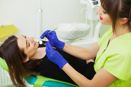 口腔保健妇女在牙科图片