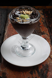 巧克力慕斯布丁配椰子开心果粉和巧克力片图片