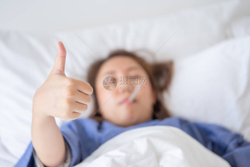 亚洲美女体温过低是用发烧来衡量的躺在床上给身体康复自己在家对患者进行医图片